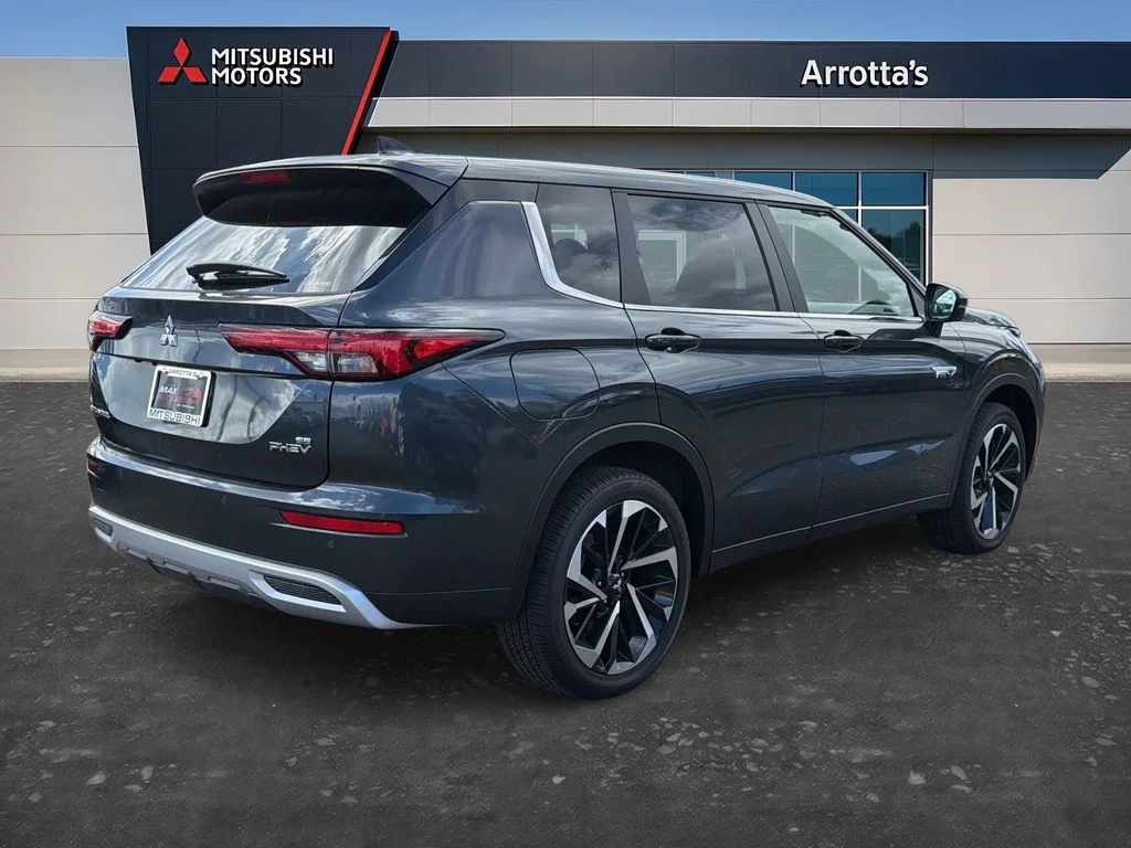 New 2025 Graphite Gray Mitsubishi SE image 7