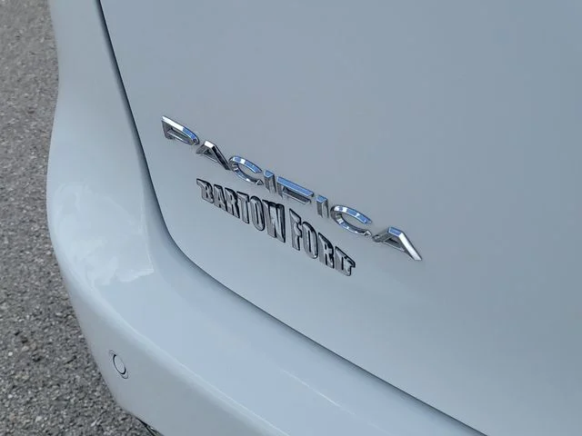 Used 2025 White Chrysler Select image 9