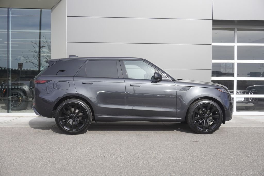 New 2026 Carpathian Grey Land Rover SE image 7