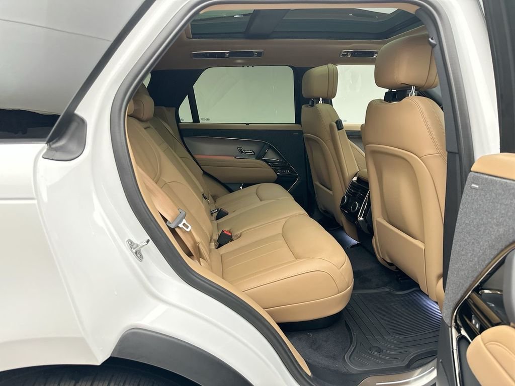 New 2026 Fuji White Land Rover SE image 7