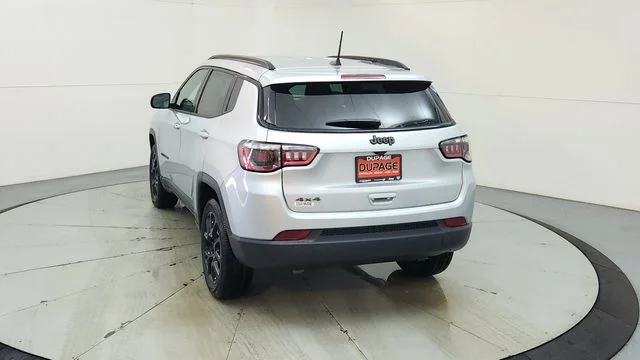 New 2026 Silver Zynith Metallic Clearcoat Jeep Latitude image 8
