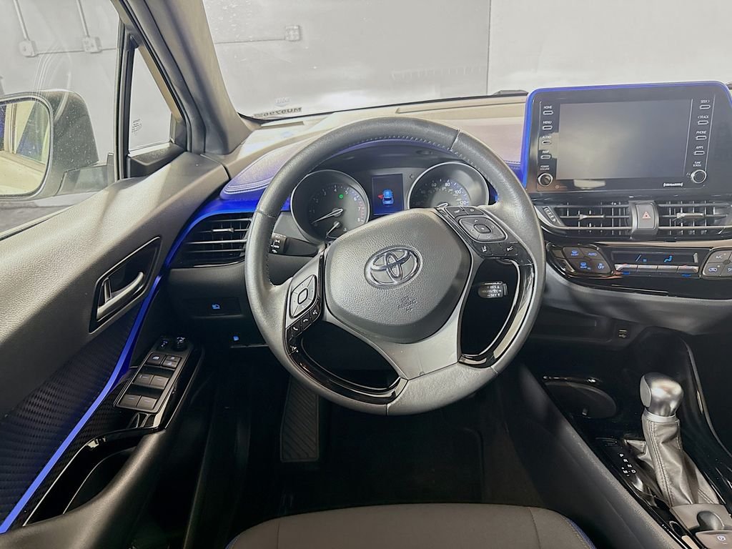 Used 2020 Blizzard Pearl w/Black Roof Toyota XLE image 21