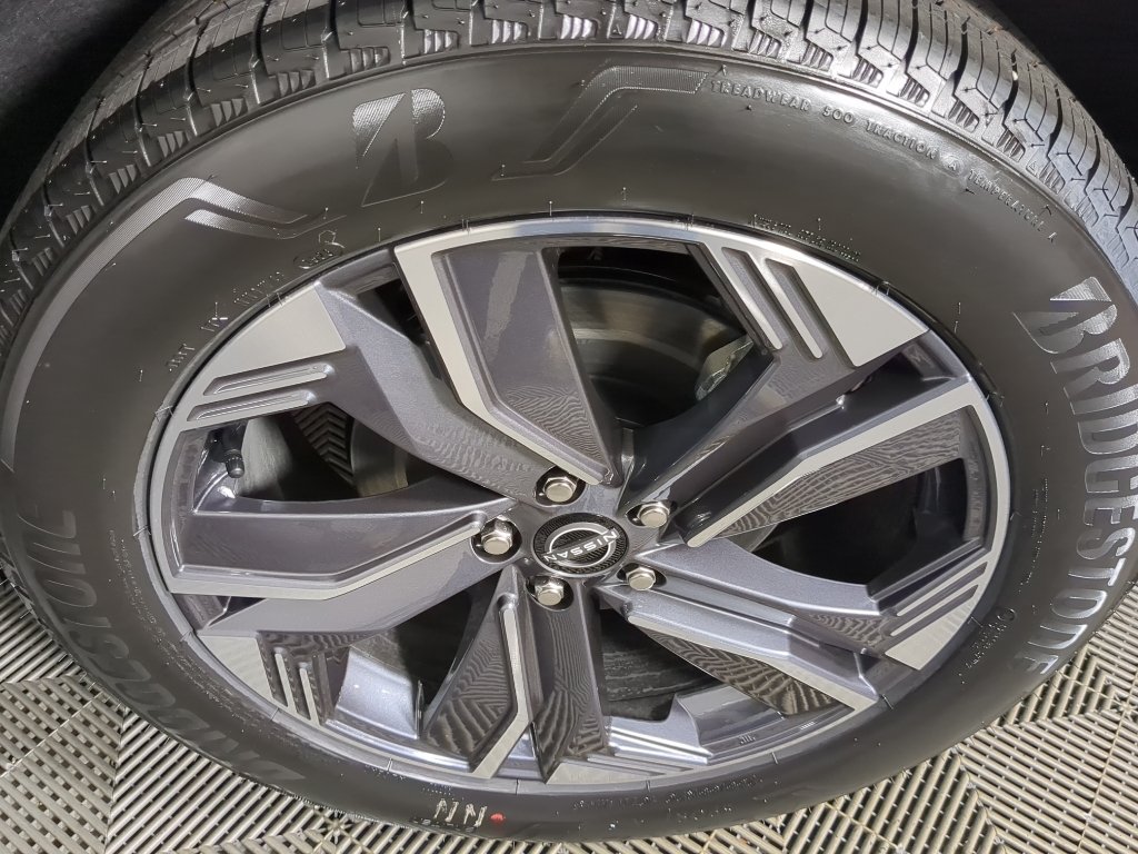 New 2026 Champagne Silver Metallic Nissan SL image 17