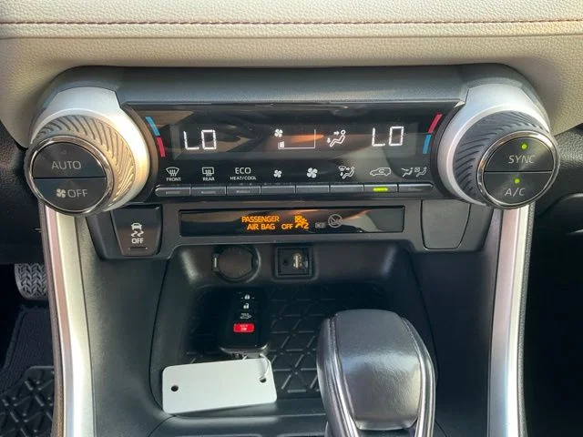 Used 2019 White Toyota XLE Premium image 20