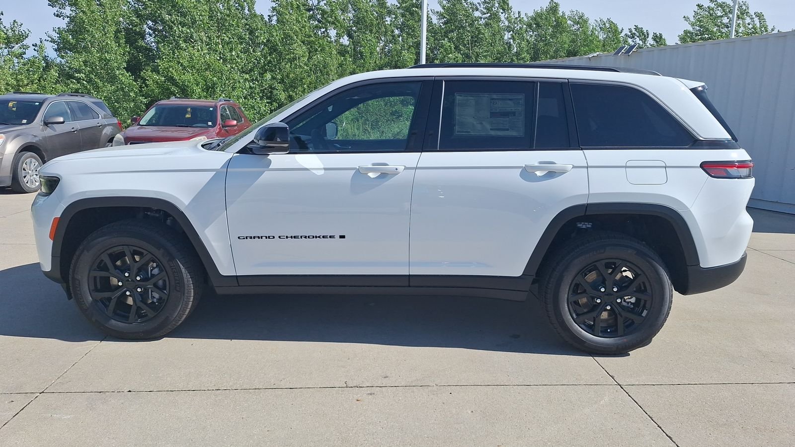 New 2026 Bright White Clear-Coat Exterior Paint Jeep Altitude image 7