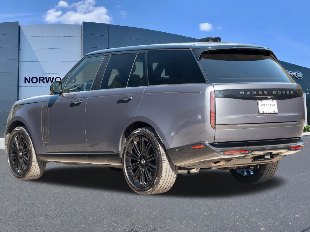 Used 2025  Land Rover SE image 6