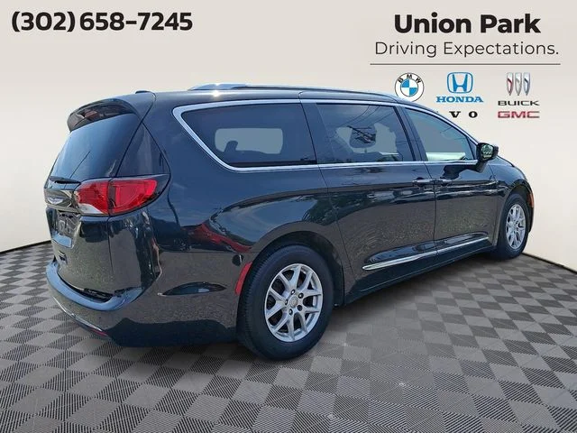 Used 2020 Brilliant Black Crystal Pearlcoat Chrysler Touring L image 4