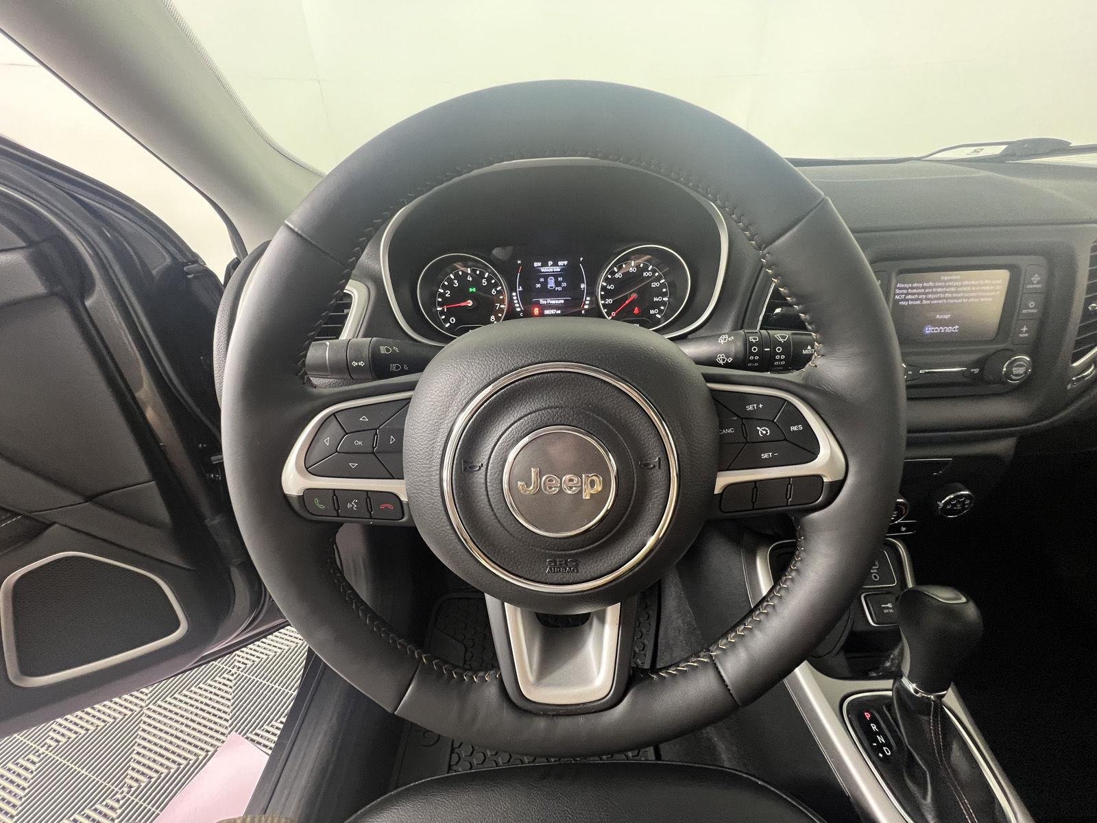 Used 2018 Granite Crystal Metallic Clearcoat Jeep Latitude image 13