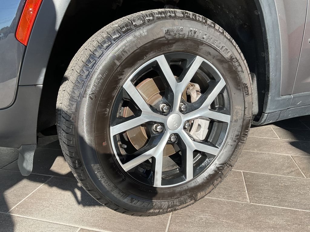 Used 2023 Gray Jeep Limited image 4