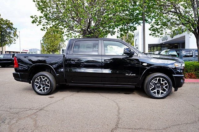 New 2026 Diamond Black Crystal Pearl-Coat Exterior Paint RAM Laramie image 7