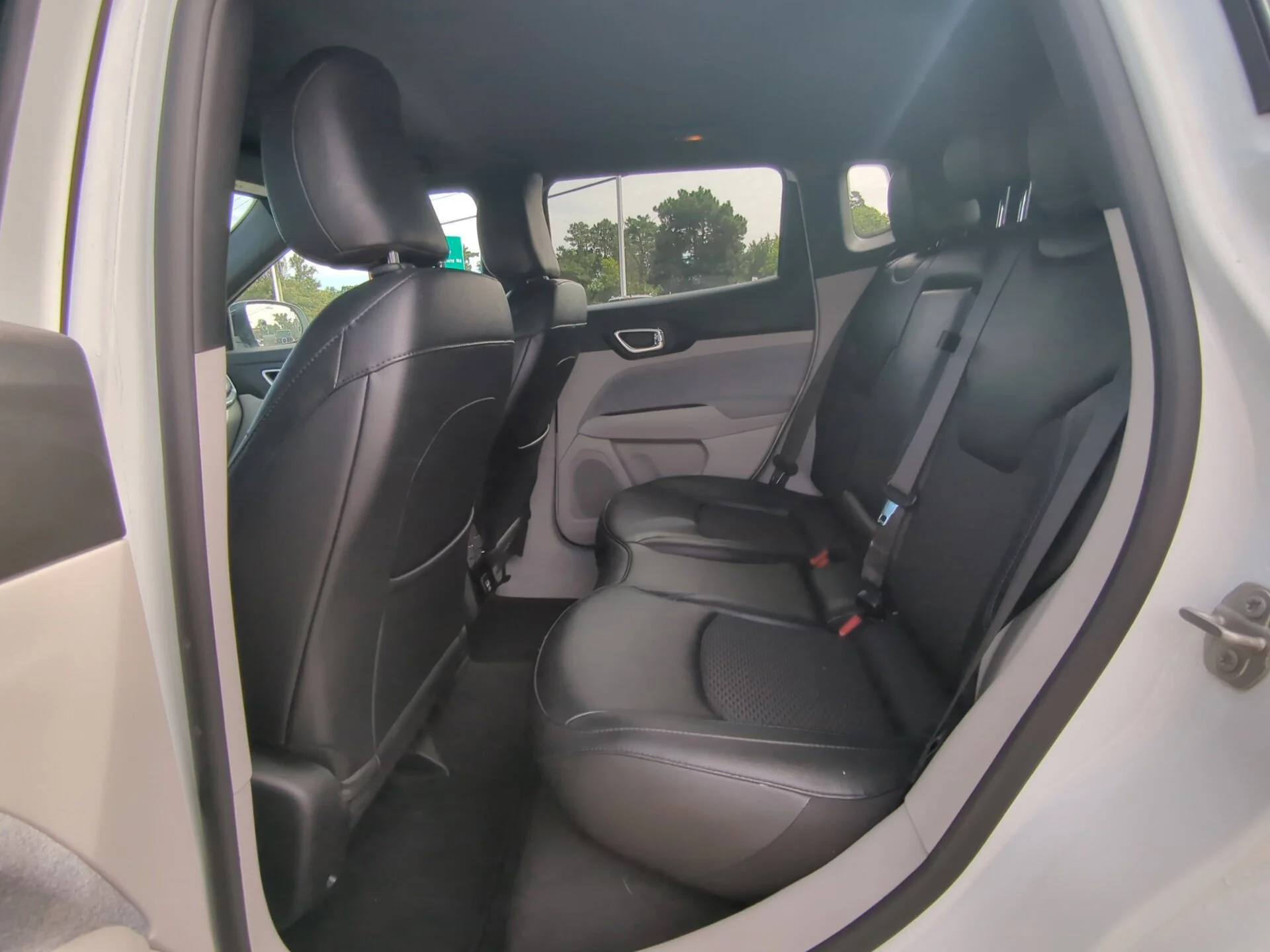 Used 2024  Jeep Latitude image 30