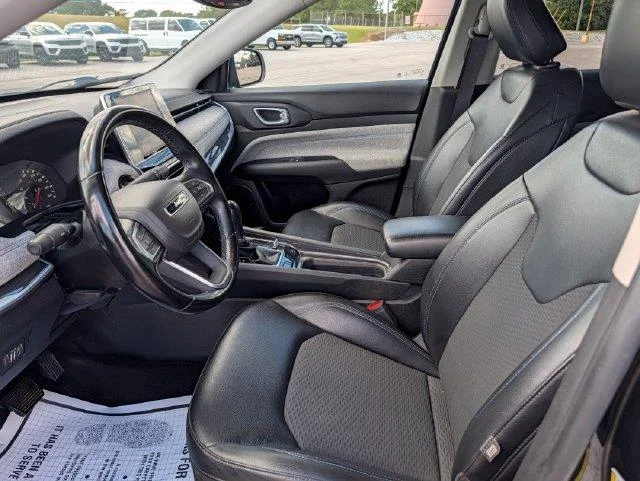 Used 2022  Jeep Latitude image 9