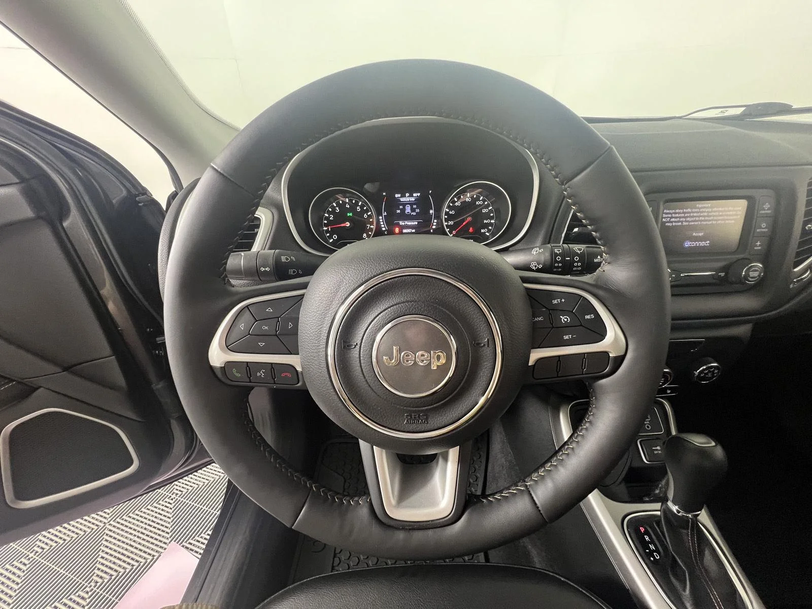 Used 2018 Granite Crystal Metallic Clearcoat Jeep Latitude image 13