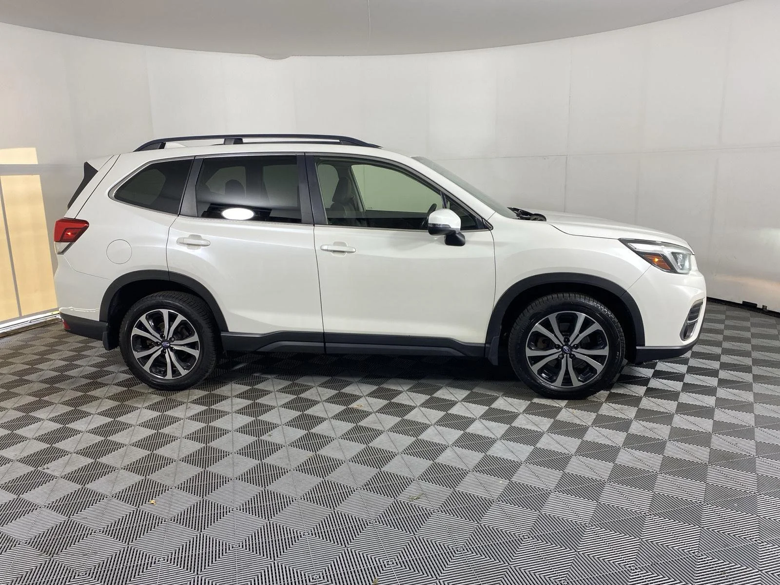 Used 2019 Crystal White Pearl Subaru Limited image 10