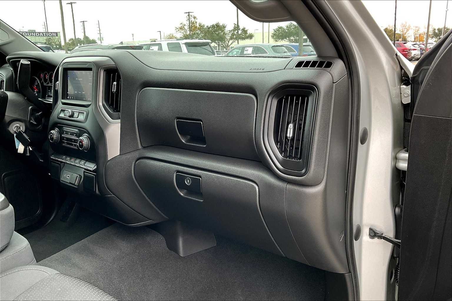 Used 2022 Silver Ice Metallic Chevrolet Custom image 18