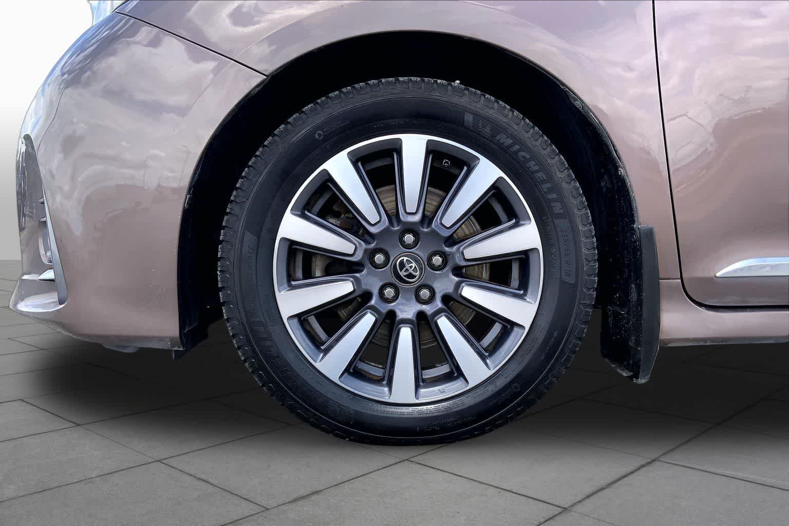 Used 2018 Toasted Walnut Pearl Toyota Limited image 11