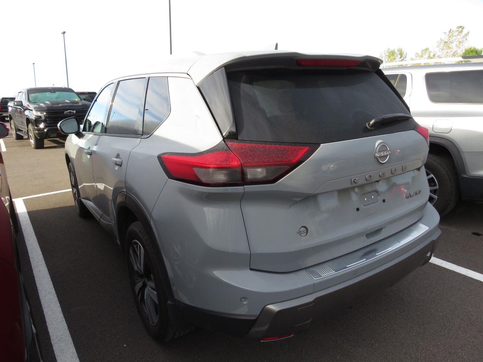 Used 2024 Boulder Gray Pearl Nissan SL image 11