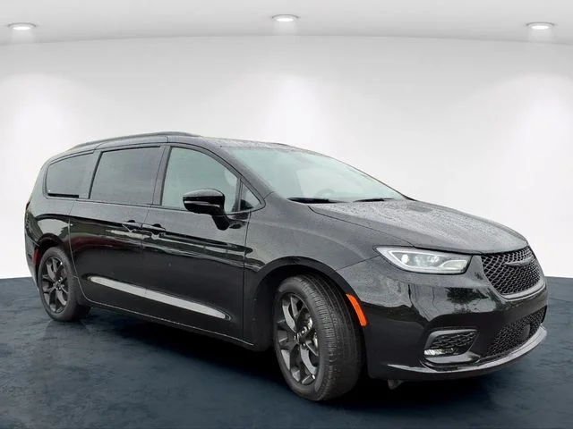 Used 2025 Black Chrysler Limited image 5