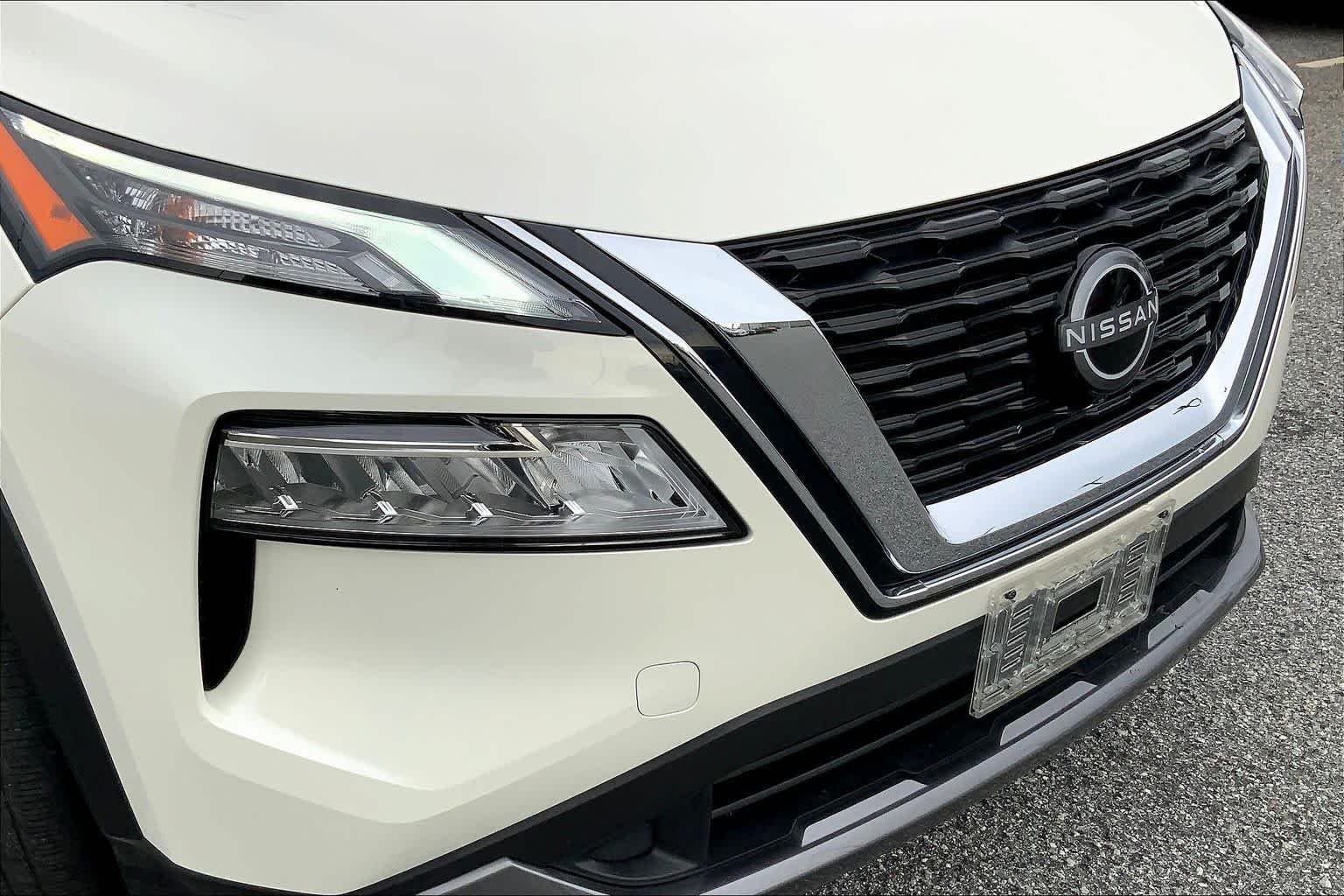 Used 2023 Pearl White Tricoat/Super Black Nissan SL image 56