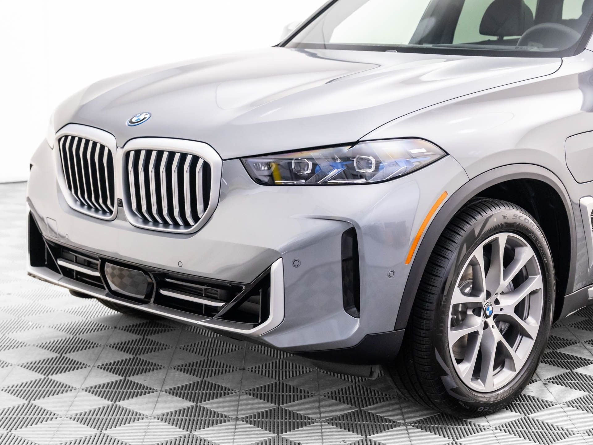 New 2026 Skyscraper Grey Metallic BMW xDrive50e image 37