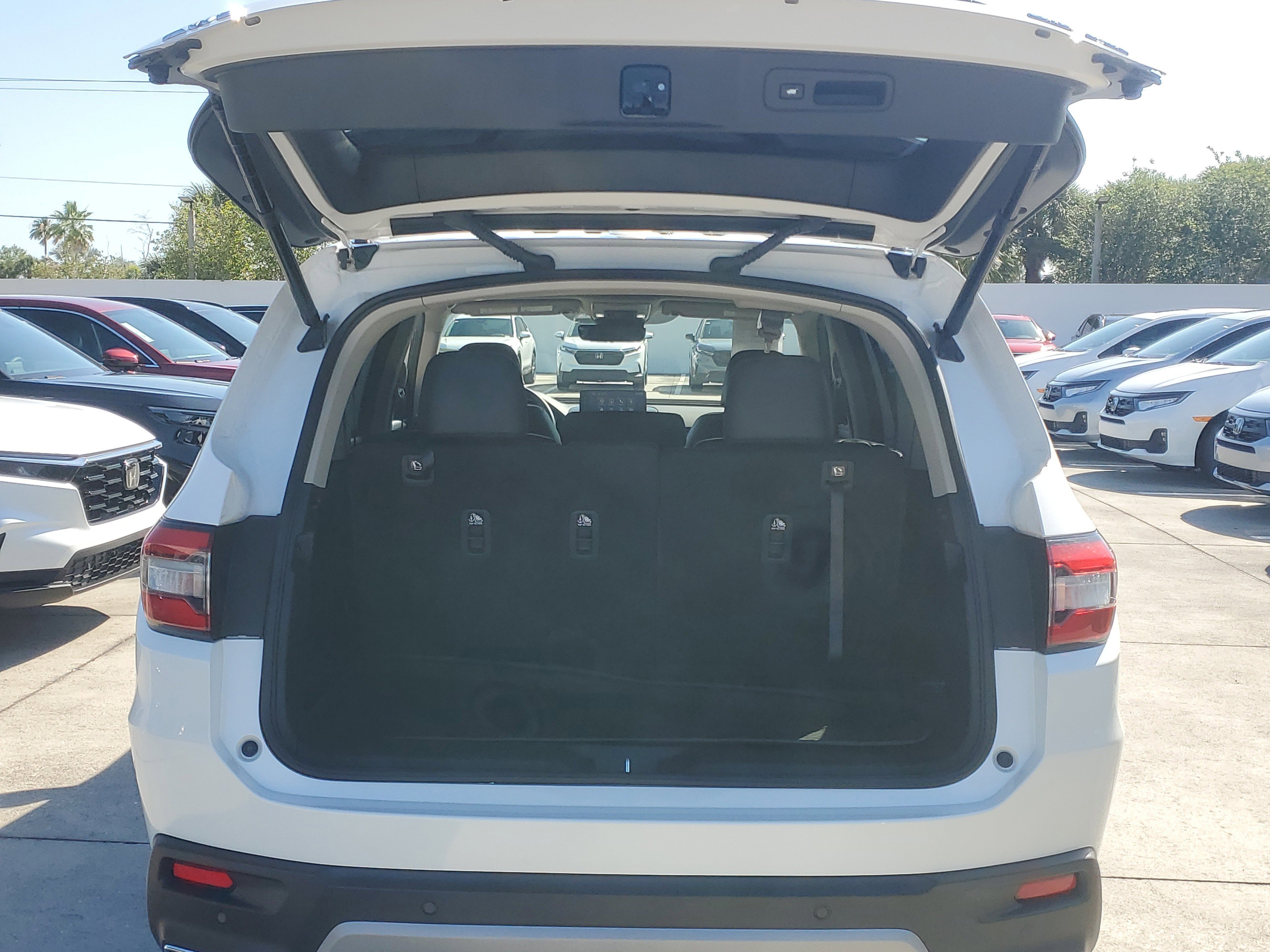 Used 2025 Platinum White Pearl Honda Touring image 9