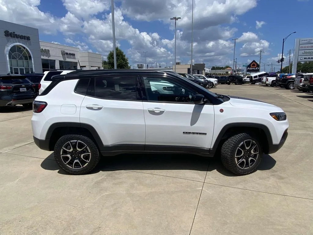 New 2026 Bright White Clear-Coat Exterior Paint Jeep Trailhawk image 34