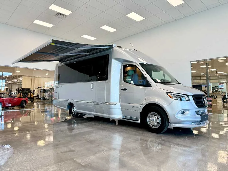 New 2025 Hightech Silver Premium Metallic AIRSTREAM  image 38