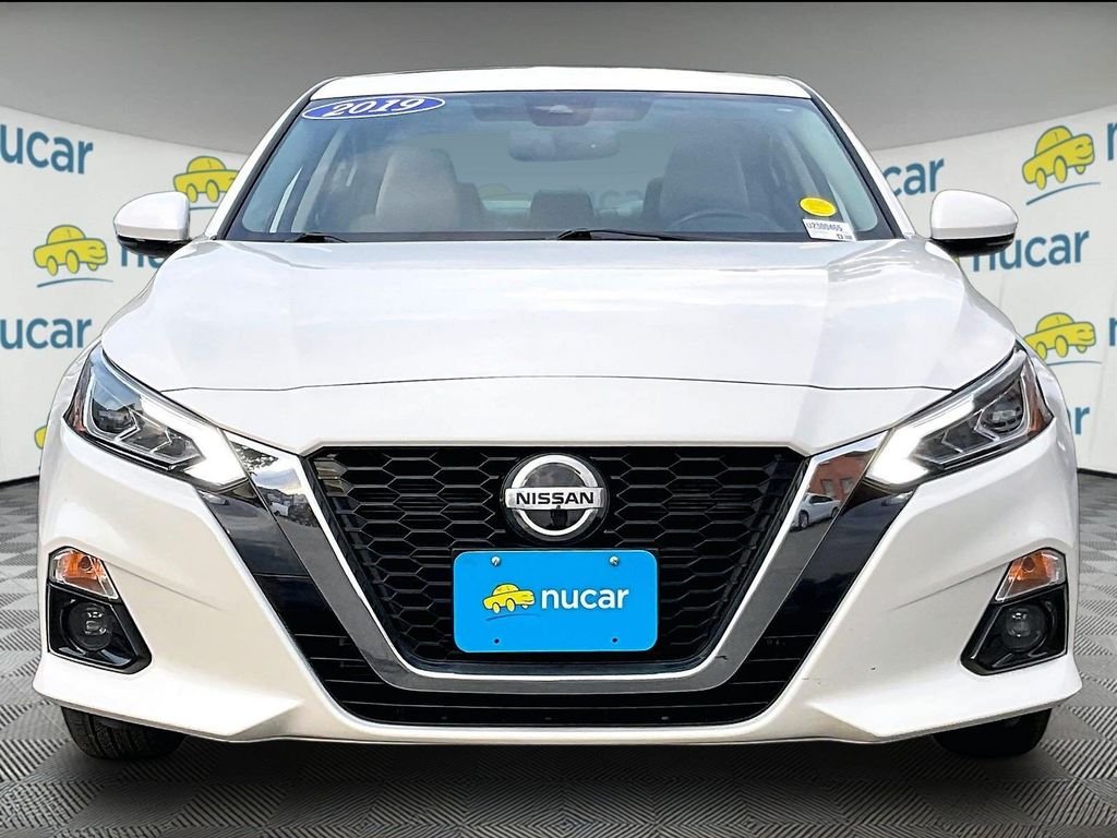 Used 2019 White Nissan 2.5 SL image 2
