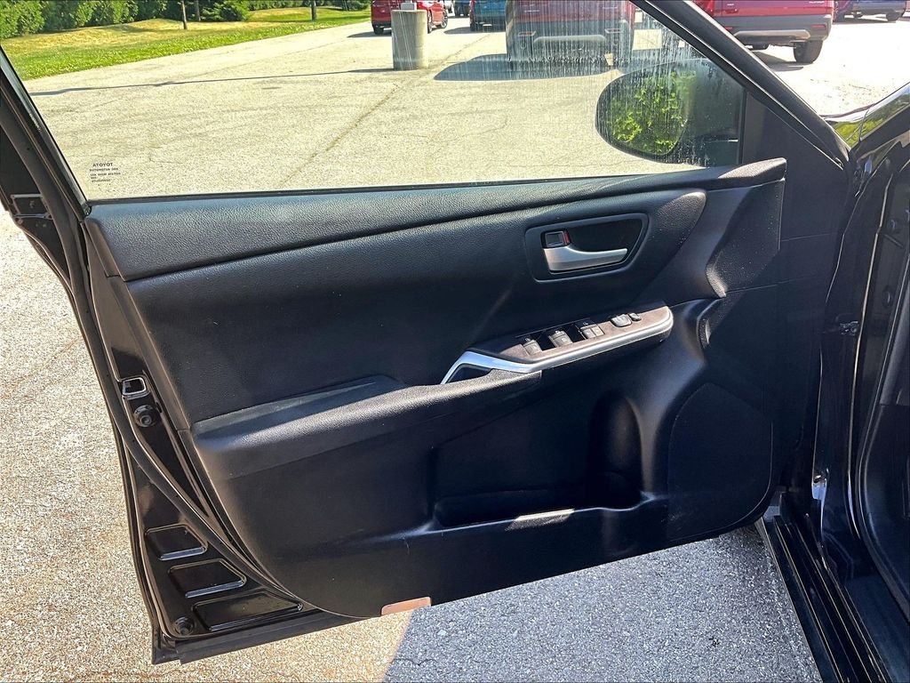 Used 2015 Black Toyota SE image 9