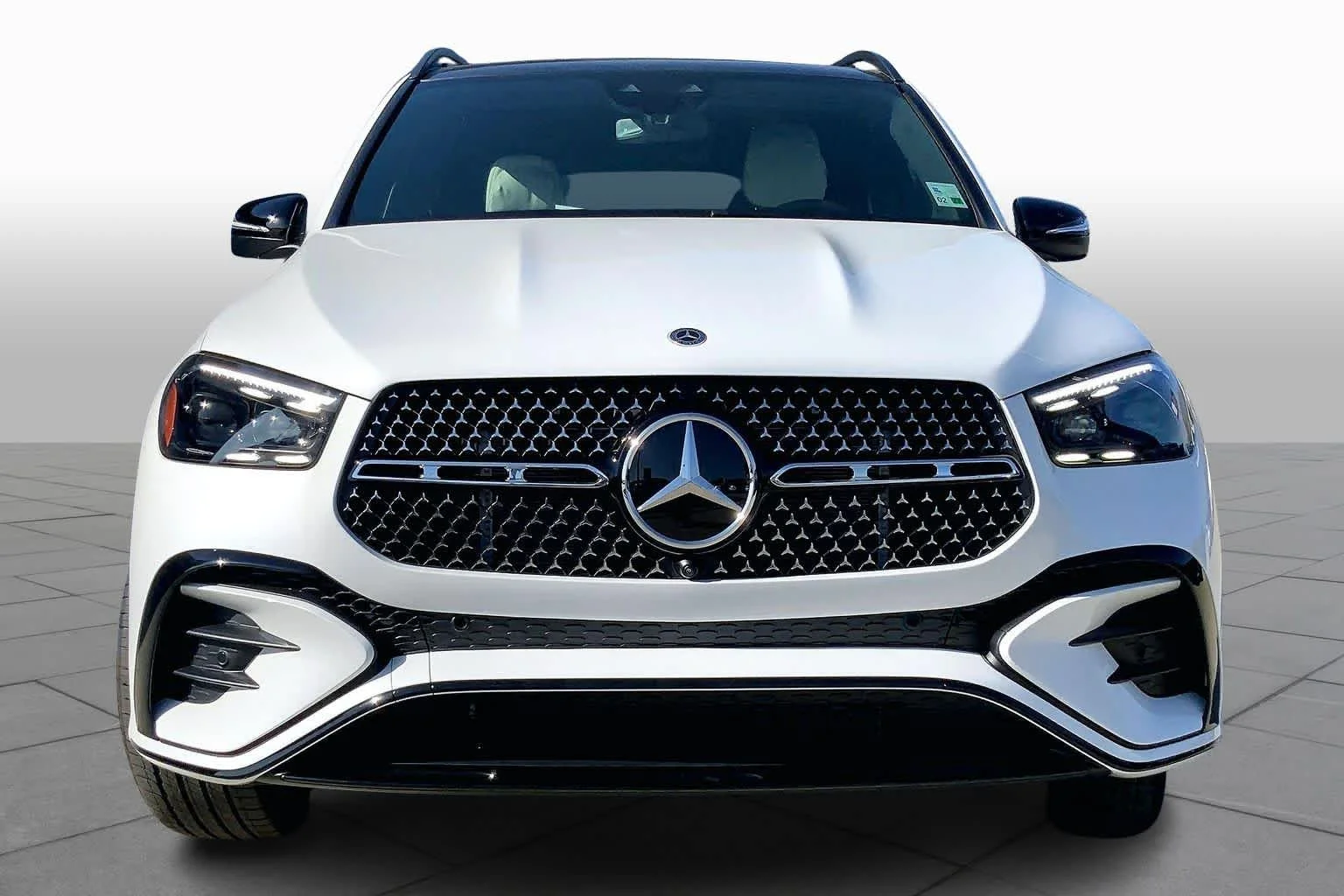 New 2026 MANUFAKTUR Moonlight White Metallic Mercedes-Benz GLE 450 image 3