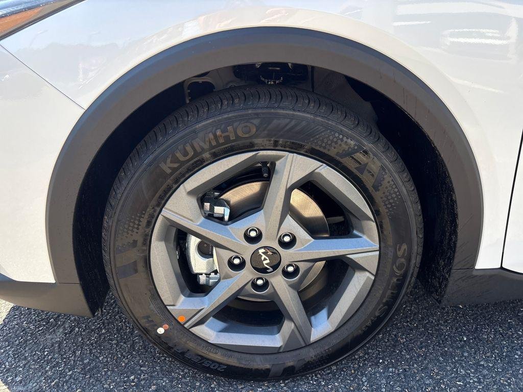 New 2026 Snow White Pearl Kia LXS image 11