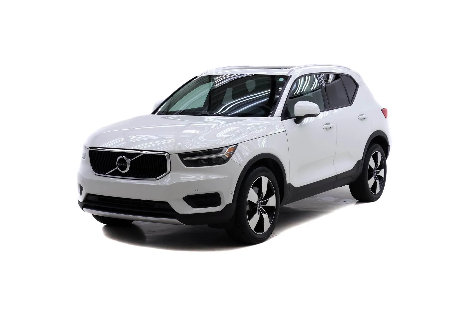 Used 2019 White Volvo Momentum image 1