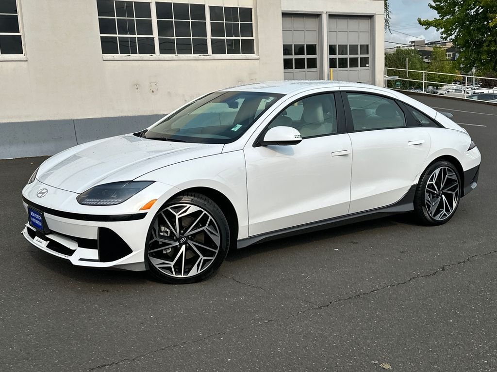 Certified Used 2025 White Hyundai SEL image 1