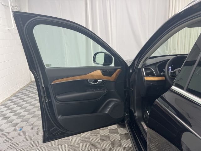 Used 2023 Black Volvo B6 Plus 6-Seater image 18