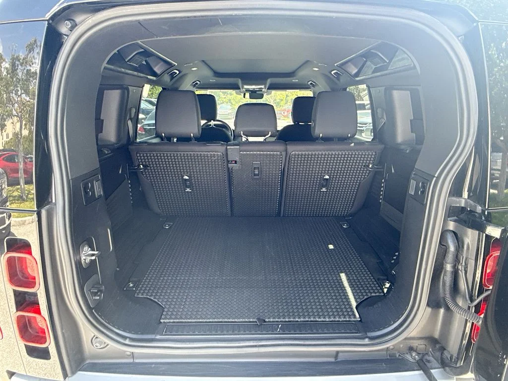 Used 2025  Land Rover S image 27