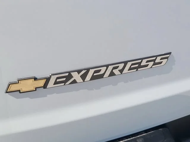 New 2026 Summit White Chevrolet WT image 28