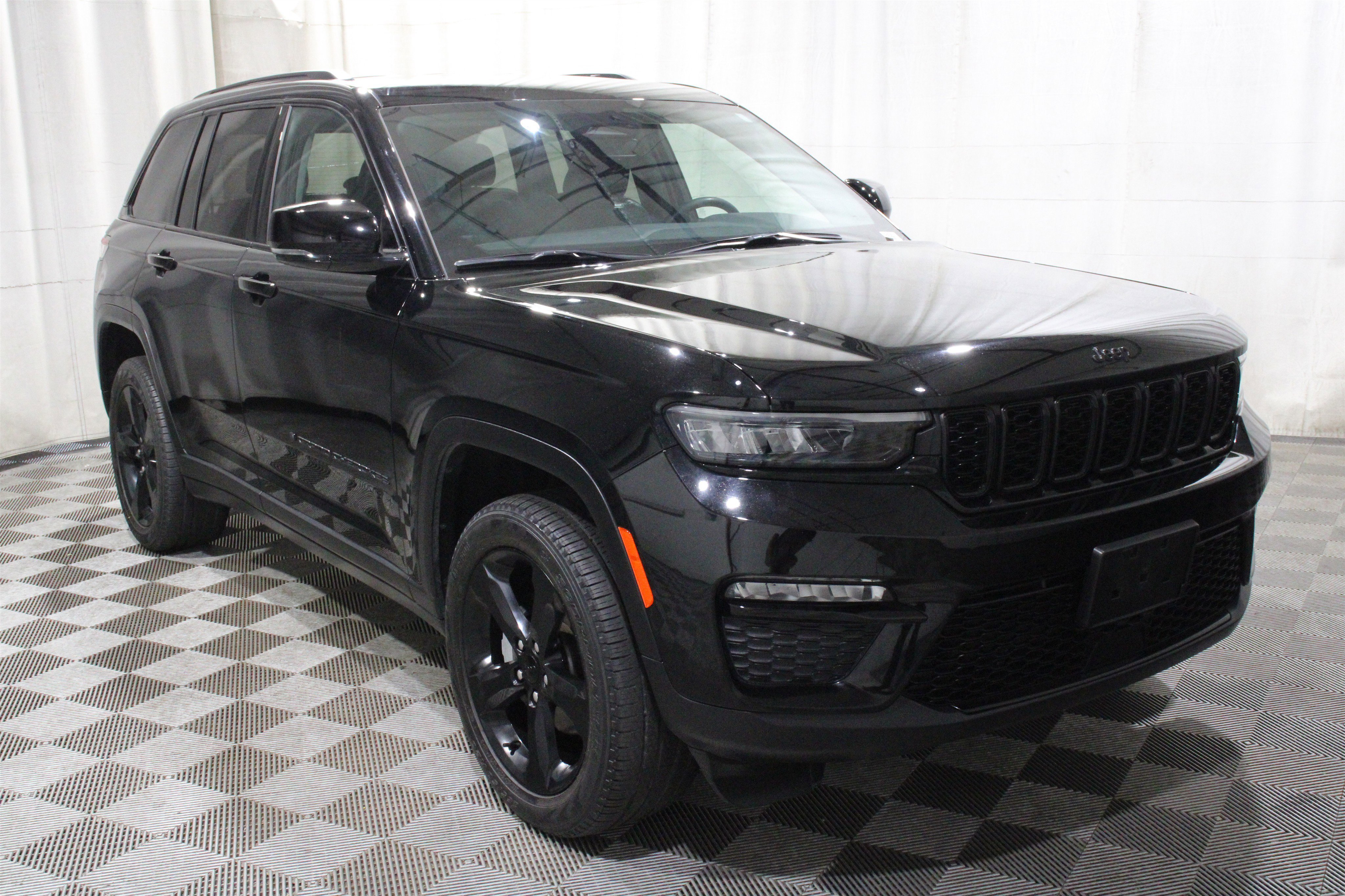 Used 2023 Diamond Black Crystal Pearlcoat Jeep Limited image 30