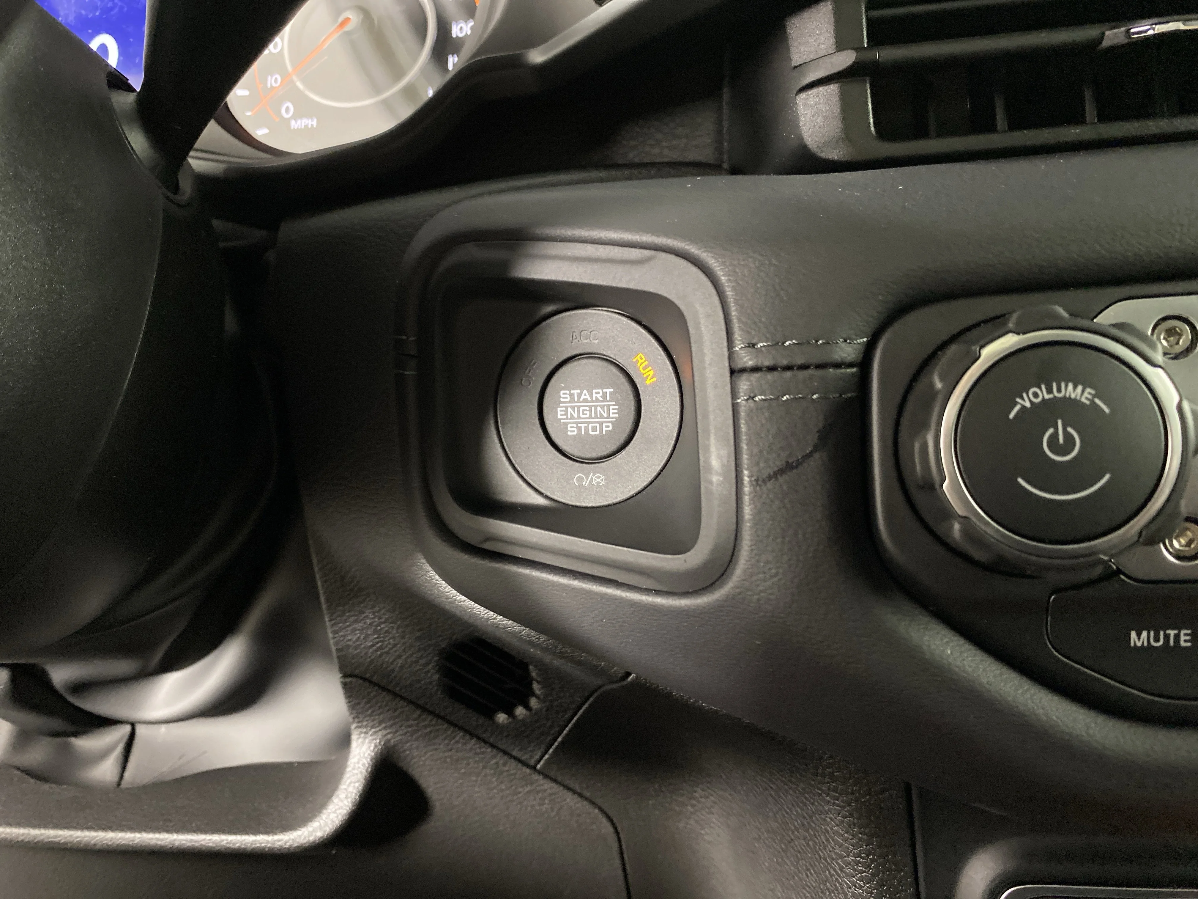 New 2026 Bright White Clear-Coat Exterior Paint Jeep Mojave X image 23