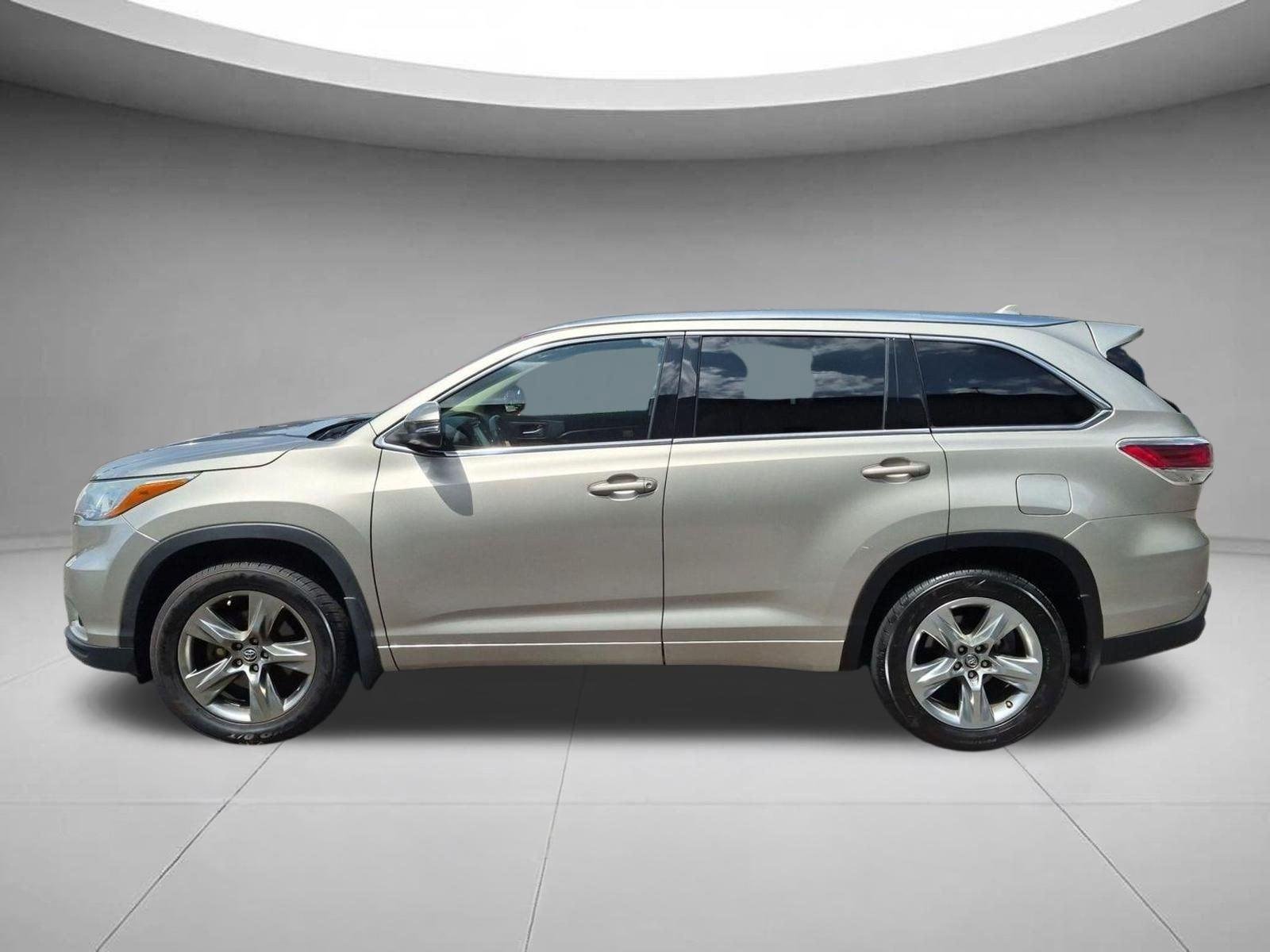 Used 2016  Toyota Limited image 2