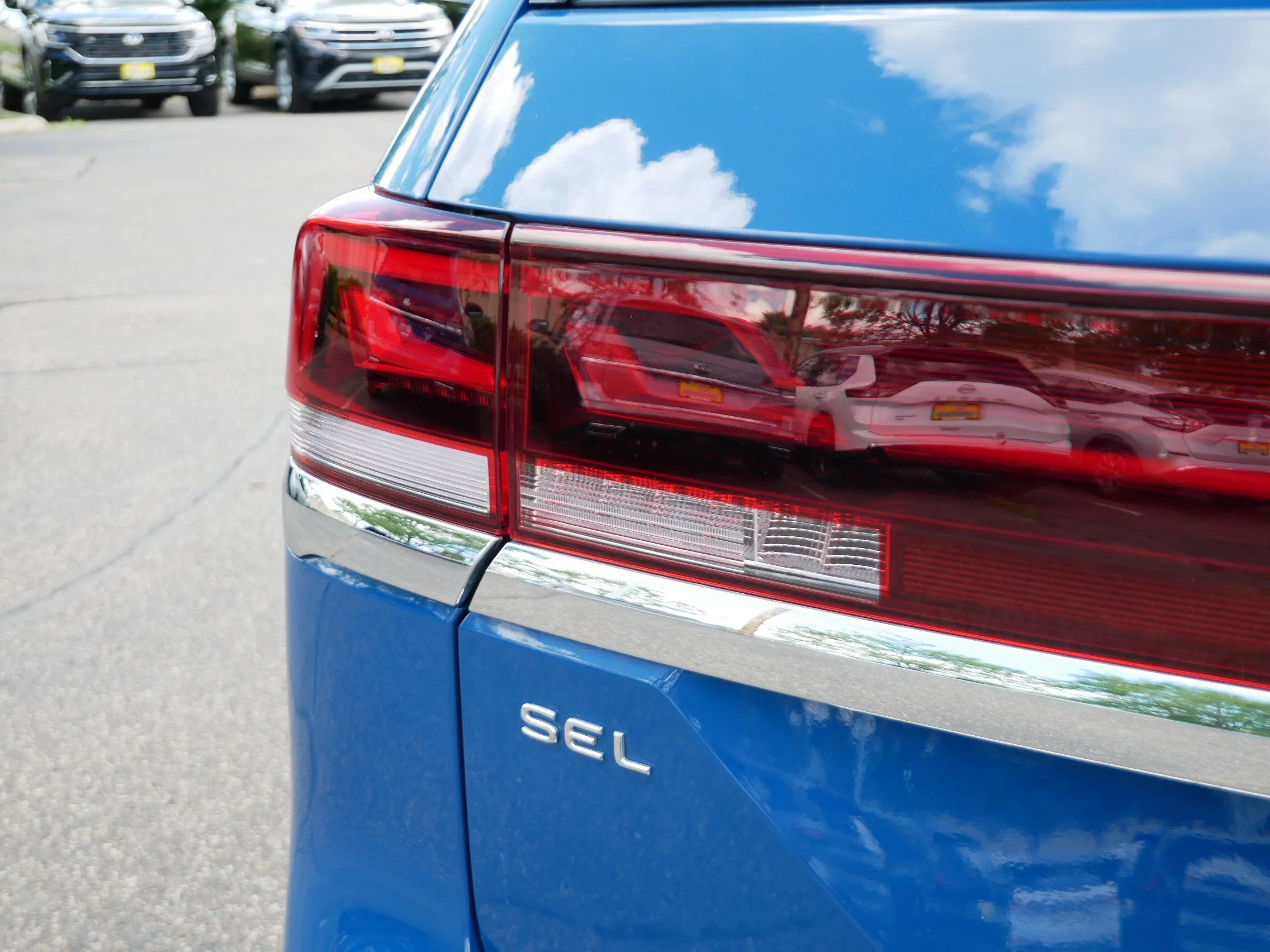 Used 2025 Mountain Lake Blue Metallic Volkswagen 2.0T SEL Premium R-Line image 17