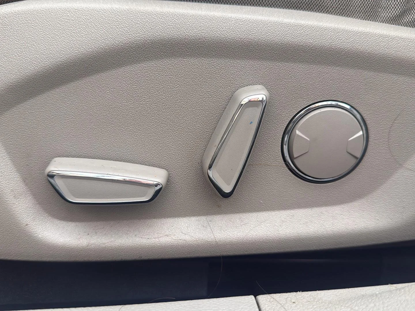 Used 2017 White Gold Ford SE image 12