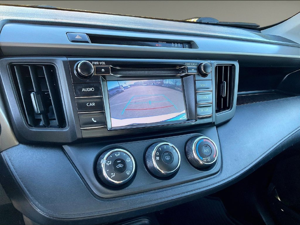Used 2018 White Toyota LE image 19