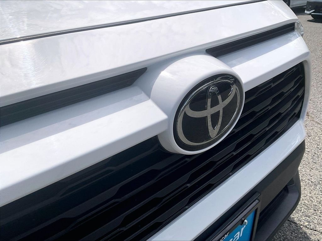 Used 2022 White Toyota XLE image 31