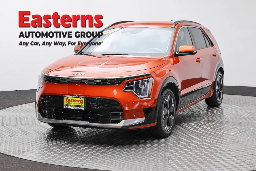 Used 2023 Red Kia Wind image 1