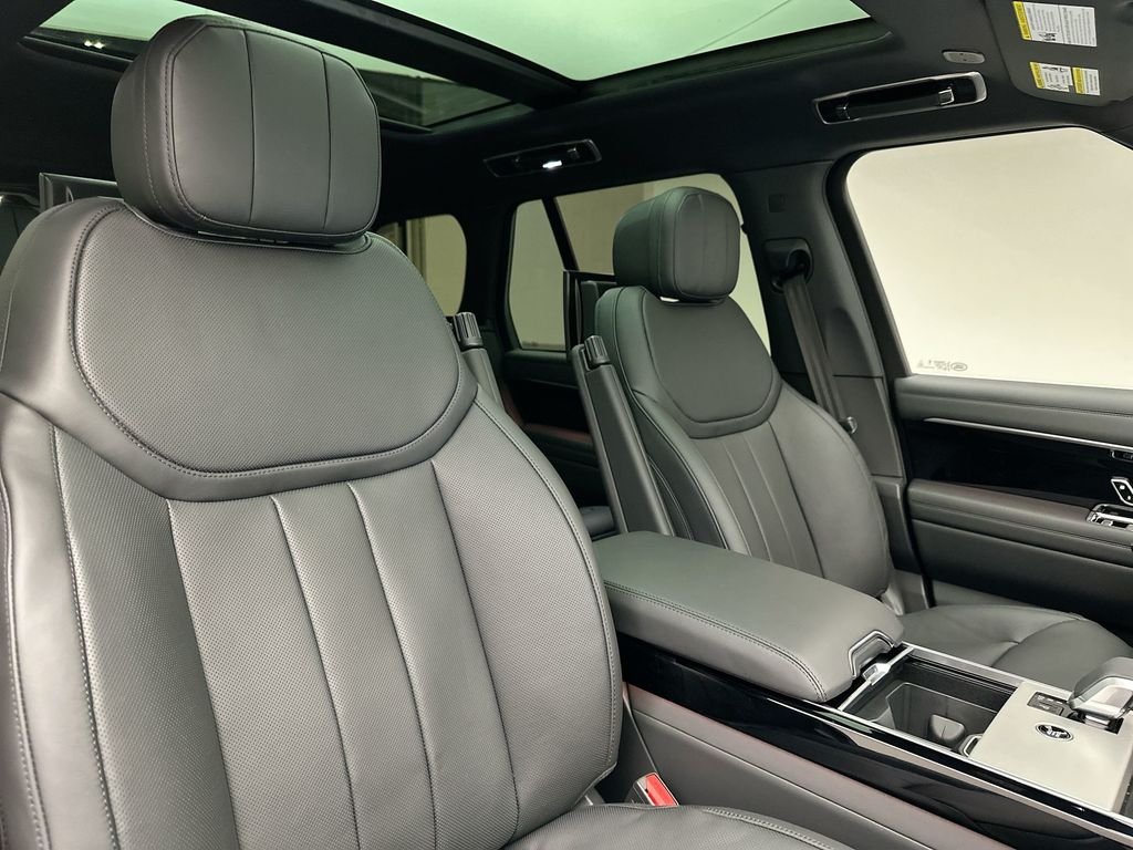 Used 2025  Land Rover SE image 4