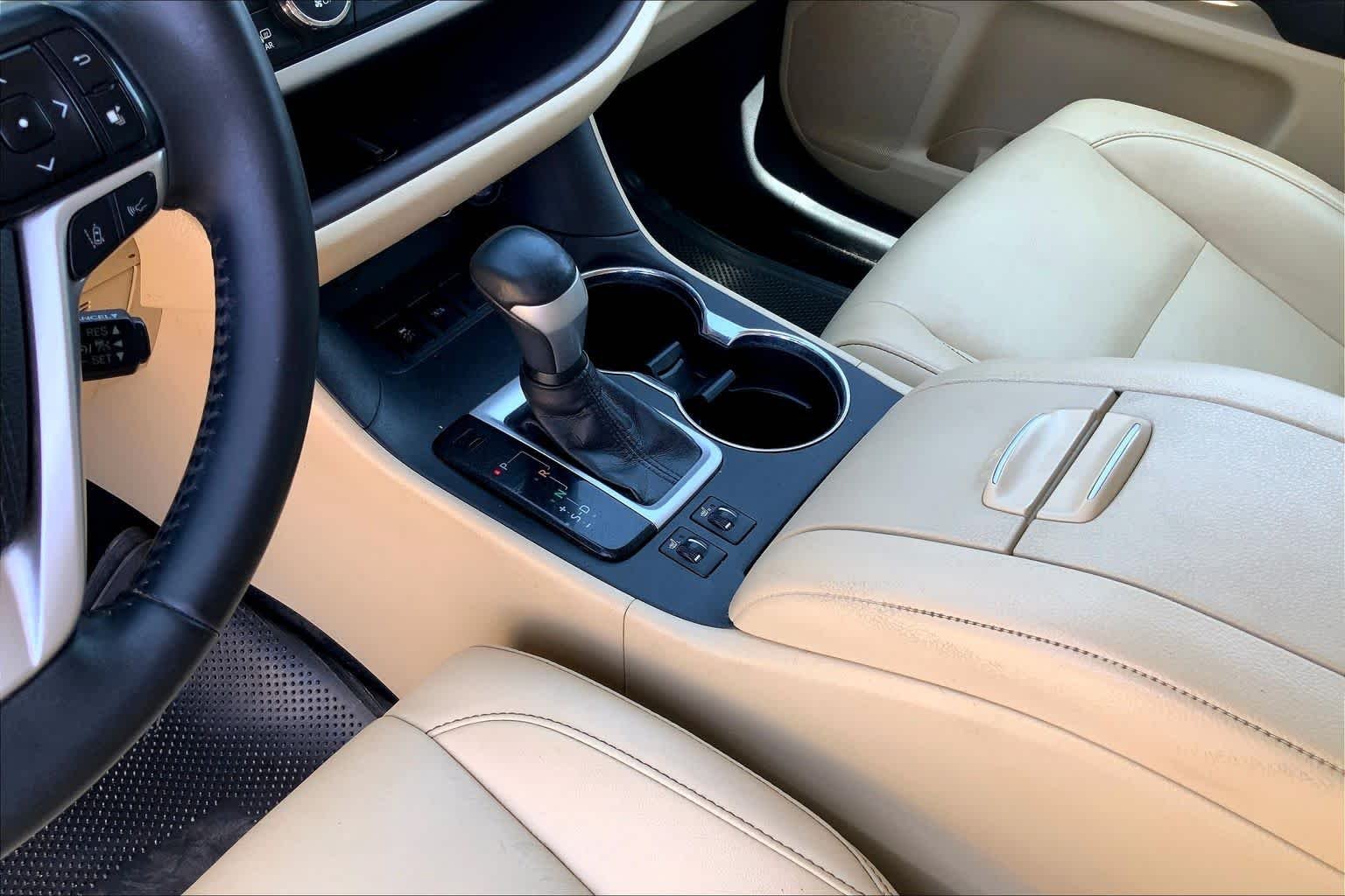 Used 2019 Blizzard Pearl Toyota XLE image 16