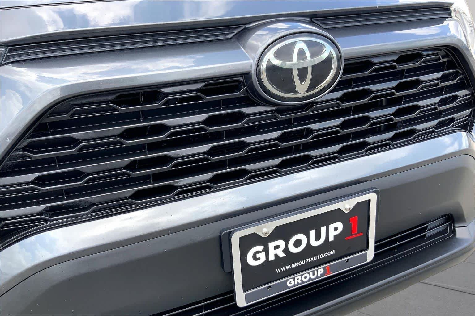 Used 2020 Magnetic Gray Metallic Toyota XLE image 29