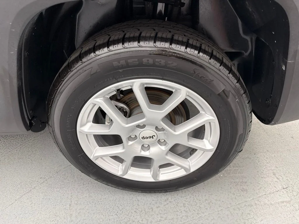 Used 2023 Black Jeep Latitude image 6