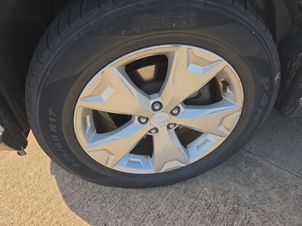 Used 2015 White Subaru 2.5i Premium image 9
