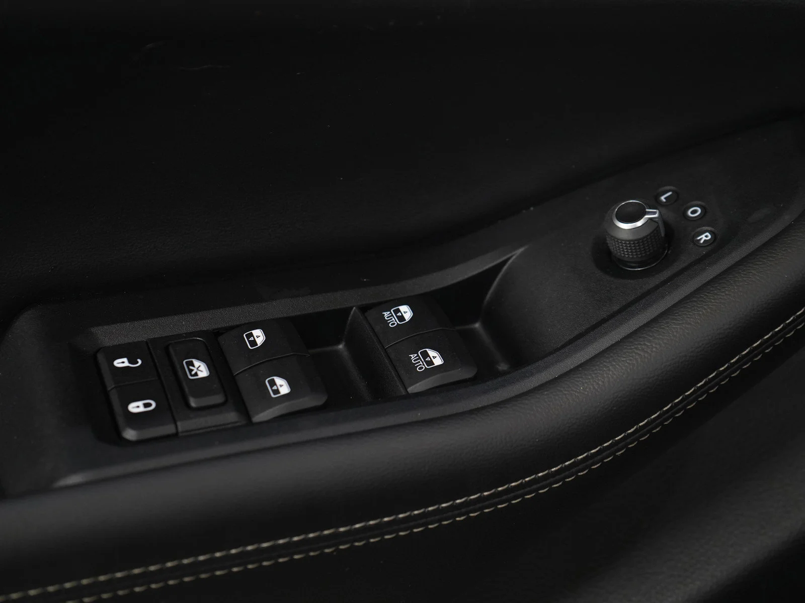 Used 2023 Diamond Black Crystal Pearlcoat Jeep Limited image 22